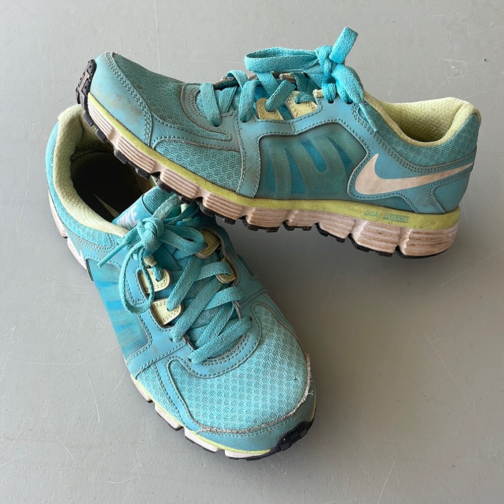 Nike running shoes. Dual Fusion St2.